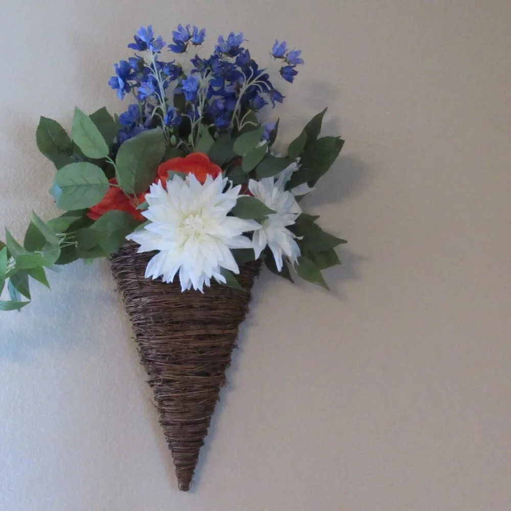 Beautiful Large Grandin Road Exclusive Agostino Hanging Floral Wall Cone Retired